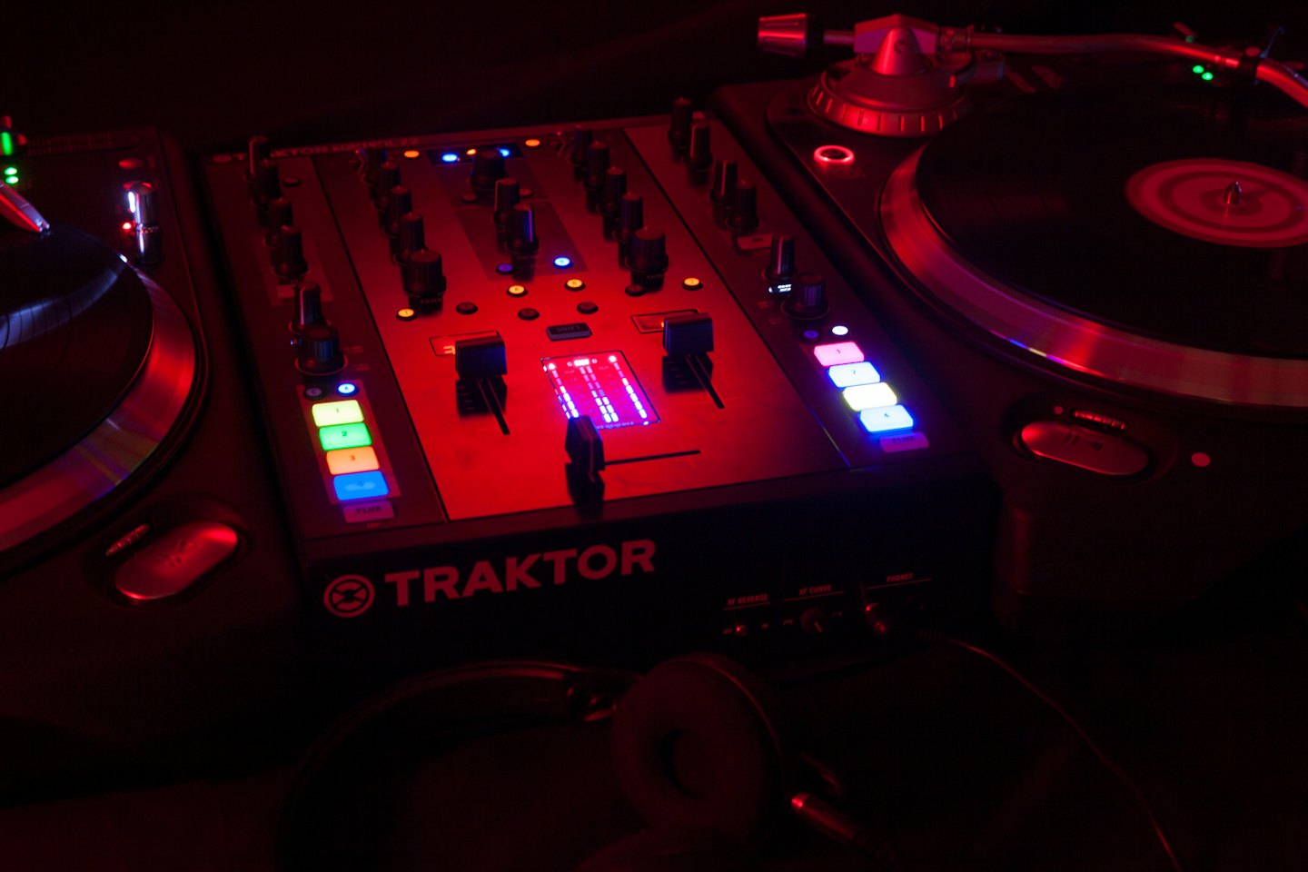 Un mixer da DJ professionale e giradischi sono su un tavolo.