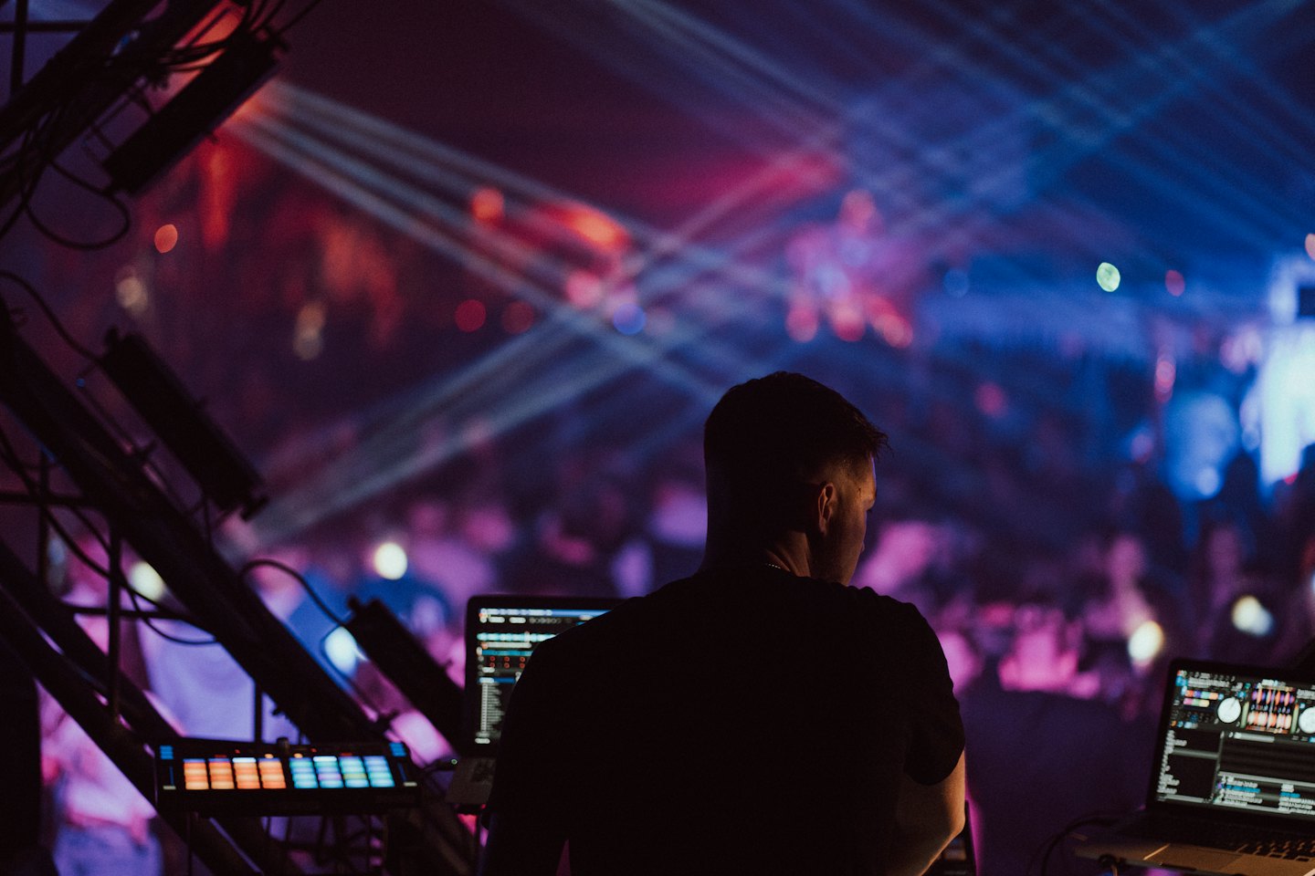 DJ che mixa su un palco durante uno spettacolo.